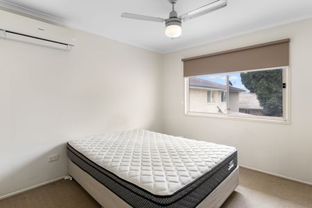 Charming Two-Storey Town House - Photo 2