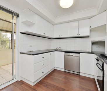 Lovely 2-Bedroom Unit Opposite Peaceful Parklands - Photo 4