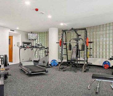 Well Maintained One Bedroom Apartment moments to Central Station - Photo 4