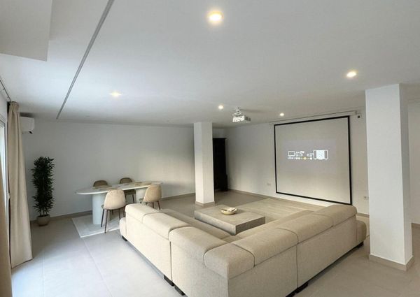 LARGE DETACHED VILLA WITH PRIVATE POOL AND GARDEN