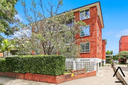 Fully renovated 2 bedroom in the heart of Mosman - Photo 5