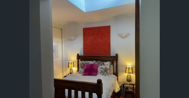 PET FRIENDLY Charming single storey 1820s terrace in Rozelle 3km from Sydney CBD. - Photo 1