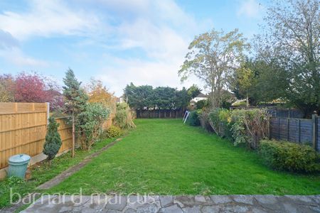 Edenfield Gardens, Surrey, Worcester Park - Photo 2