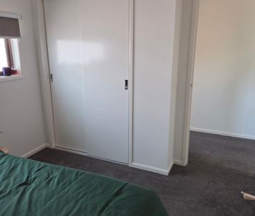 Cranbourne West - Photo 2