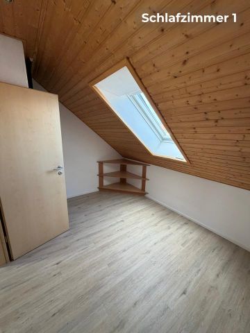 Moderne 3 Zimmer Dachgeschosswohnung mit Balkon, und Garage - Photo 4