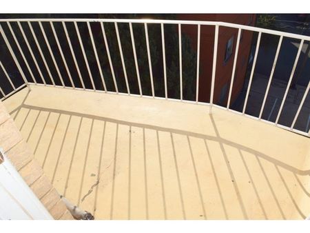 Top-Floor One-Bedroom in the Heart of Enmore - Photo 2