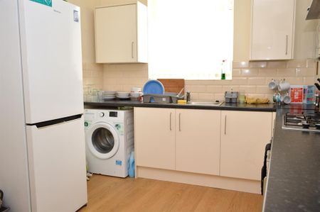 1 bedroom in a house share to rent - Photo 4