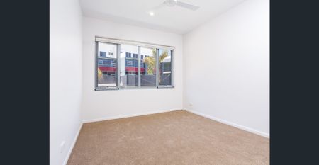 Stunning Modern Large 3 Bedroom Townhouse Apartment - Photo 3