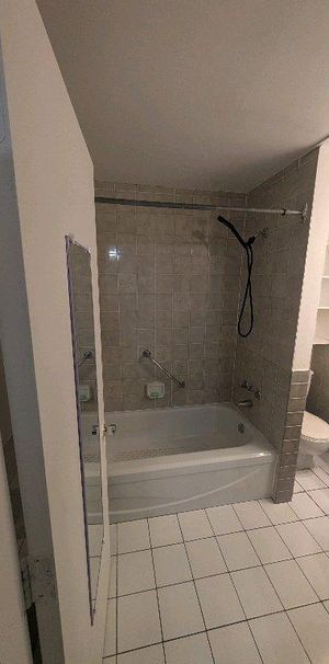 chambre avec salle de bain complète - Photo 1