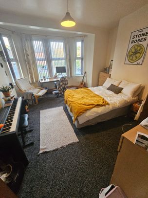 8 Bed - 1 Hill Top Street, Hyde Park, Leeds - LS6 1NW - Student - Photo 1