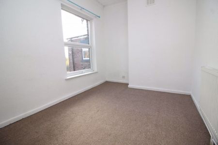 3 Bedroom Terraced House - Photo 2