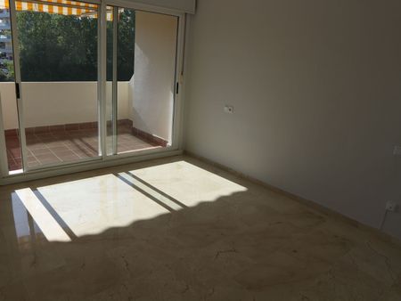 Middle Floor Apartment in Guadalmina Alta - Photo 3