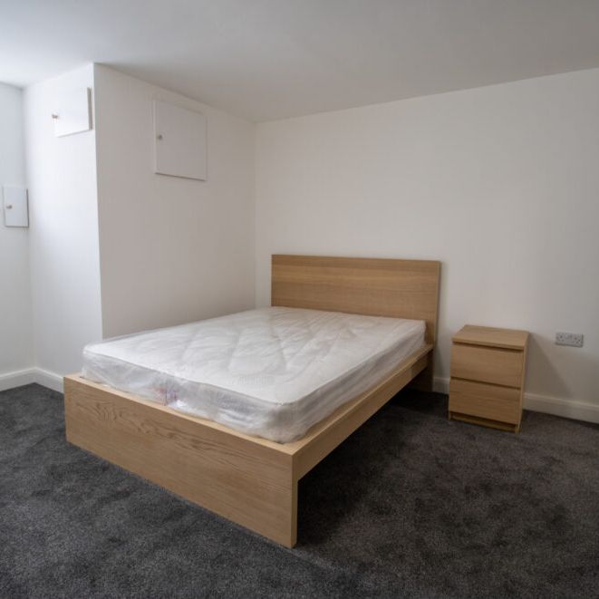 56 Brudenell Mount, Leeds, LS6 1HS - Photo 1