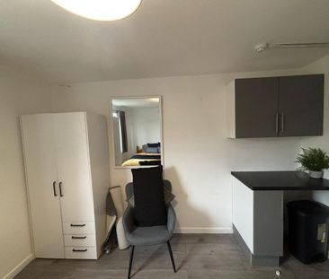 1 bedroom in a house share to rent - Photo 3