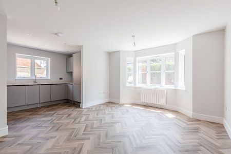 Sheerwater Road, West Byfleet, Surrey, KT14 - Photo 2