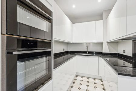 2 bedroom flat in London - Photo 2