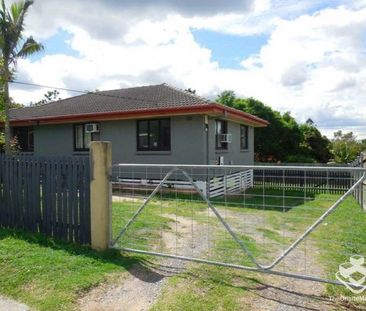 3 Bedrooms plus Study on a large fully fenced large block with side... - Photo 1