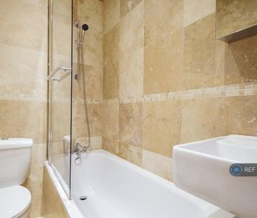 3 bedroom flat to rent - Photo 6