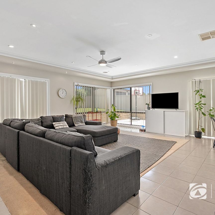 Three bedroom family home with study. - Photo 1