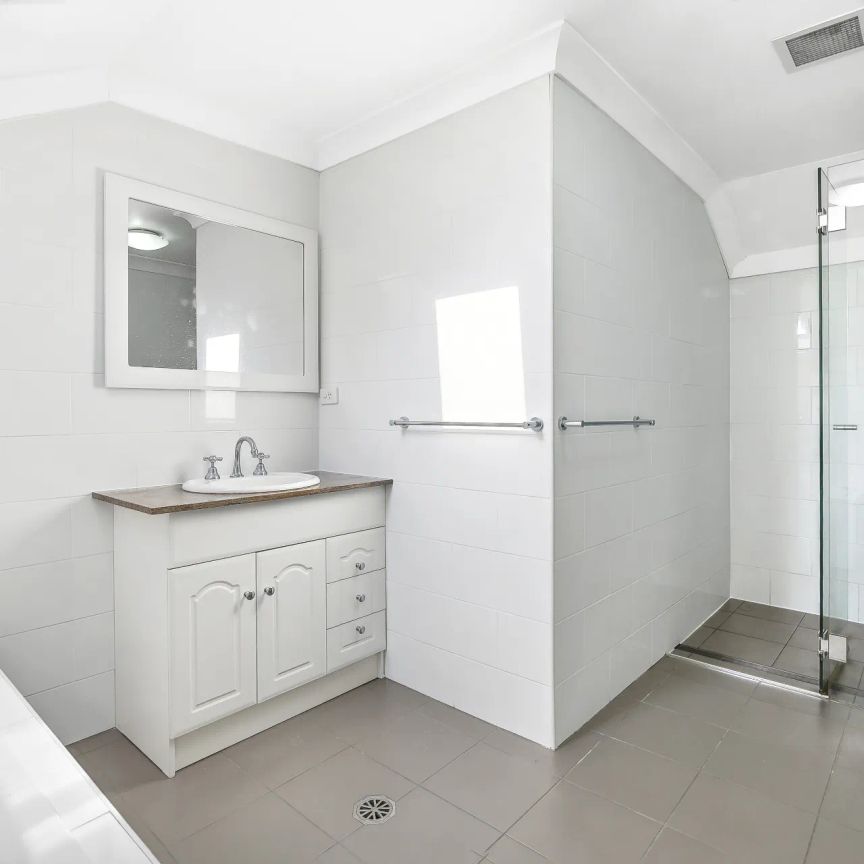 Top-Floor Urban Retreat in the Heart of Neutral Bay - Photo 1