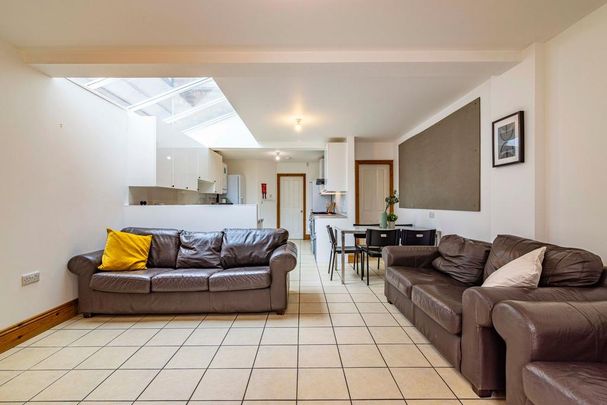 7 bedroom end of terrace house to rent - Photo 1