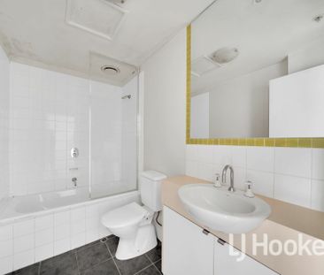 Modern Two-Bedroom Apartment with Spacious Balcony - Photo 5