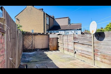 3 Bed Terraced House, Harrow Road, IG11 - Photo 5
