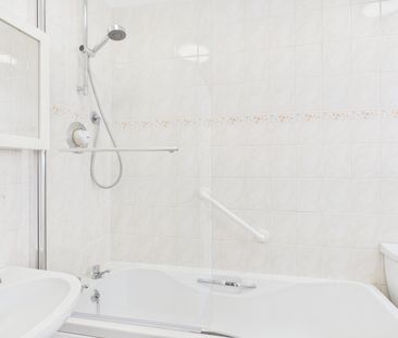 2 bedroom Maisonette in Guildford Road, Aldershot - Photo 5