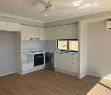 Near new 3 bedroom duplex in new estate - Photo 3