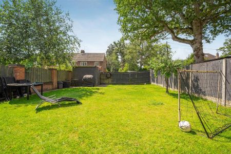 5 bedroom semi-detached house to rent - Photo 4