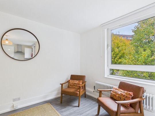 4 Bed Maisonette, Wallis Close, SW11 - Photo 1