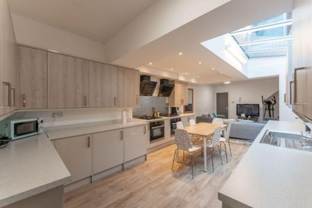 6 bedroom terraced house to rent - Photo 2