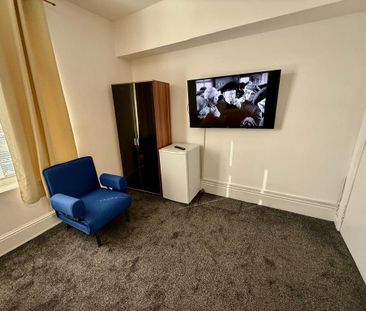 1 bedroom in a flat share to rent - Photo 1