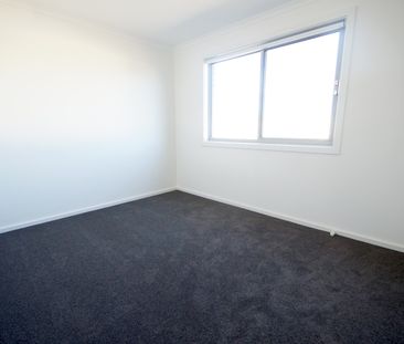 196 Blue Horizons Way, Pakenham VIC 3810 - House For Rent | Domain - Photo 2