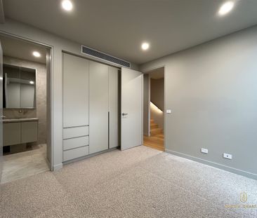Luxury 4-Bedroom Townhouse in Blackburn - Photo 5