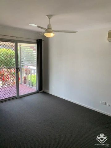 “Modern Townhouse 3 Bed 2.5 Bath” - Photo 4
