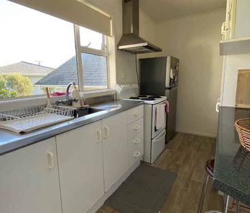 Tidy townhouse in Newlands - Photo 1