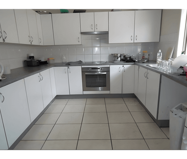 Spacious Private Room with Ensuite Available! - Photo 2