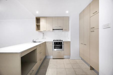 Spacious one bedroom ground floor garden apartment - Photo 4