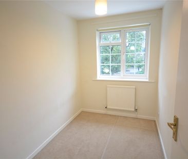 Aquila Close, Leatherhead, Surrey, KT22 8TY - Photo 5