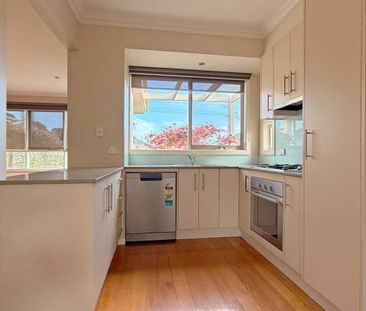 Spacious 3-Bedroom Townhouse in Prime Doncaster East Location – Walk to Tunstall Square - Photo 3