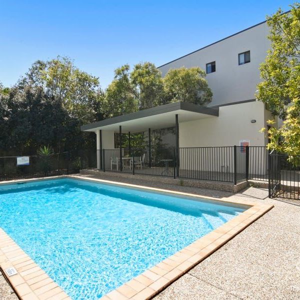 $850pw 3Storey Townhouse 3Bed 2Bath 2Car - Photo 1