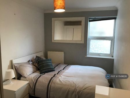 4 bedroom flat to rent - Photo 2