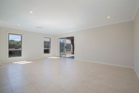 Tidy, Beachside 4 Bedroom Home with Ducted Air Con - Photo 2