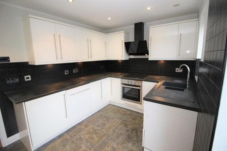 3 bedroom terraced house to rent - Photo 3