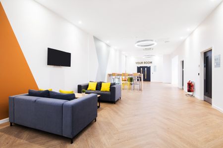 Large High Double Ensuite - Photo 3