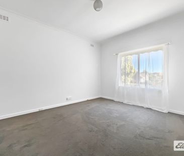 Well-positioned, 2-bedroom home. - Photo 2