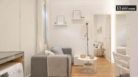 1-bedroom apartment for rent in Almagro, Madrid. - Photo 3