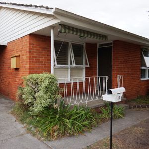 Modern 2 Bedroom Unit - Quiet Area - Photo 3