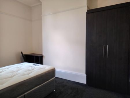 1 bedroom in a house share to rent - Photo 4